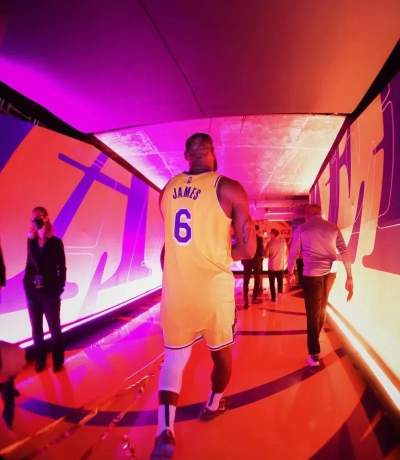 开云官方-败北首场状态出色，湖人观众沸腾！，塔图姆重返赛场引发球迷热议(祸满人间第二年养成攻略)